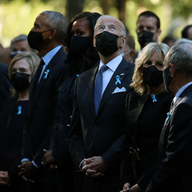 Bivši američki predsjednik Bill Clinton i supruga Hillary Clinton, bivši predsjednik Barack Obama i supruga Michelle Obama te aktualni američki predsjednik Joe Biden i njegova supruga Jill Biden odali su počast žrtvama Al Kaidinih napada na Ameriku 11. rujna 2001.