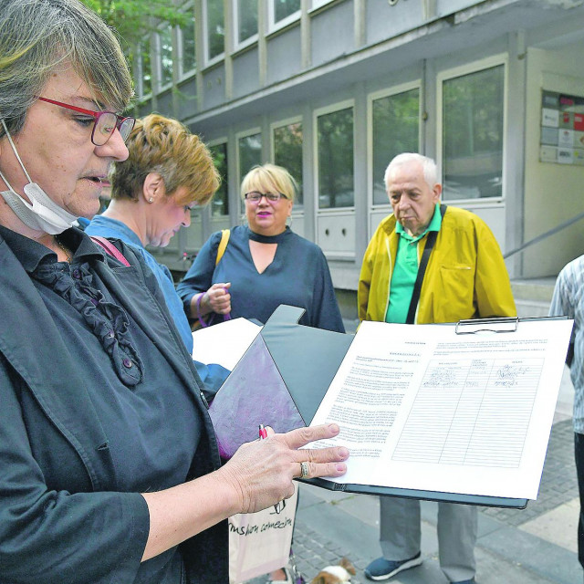 Desetak izbačenih članova jučer je prosvjedovalo ispred sjedišta stranke