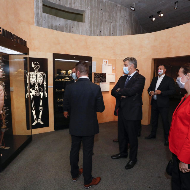 Andrej Plenković, Jurica Sabol - ravnatelj muzeja i Nina Obuljen Koržinek