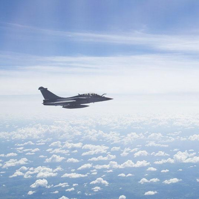 Ilustracija: Borbeni avion Rafale prati Airbus A330