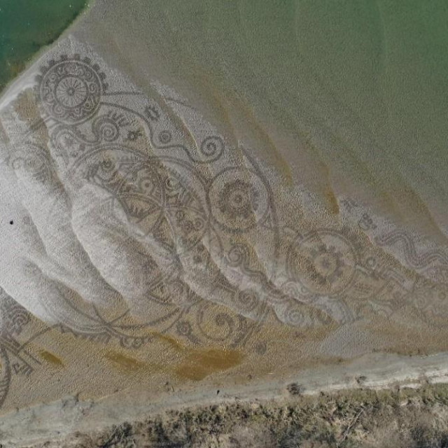 Umjetničko djelo Nikole Fallera na obali rijeke Drave