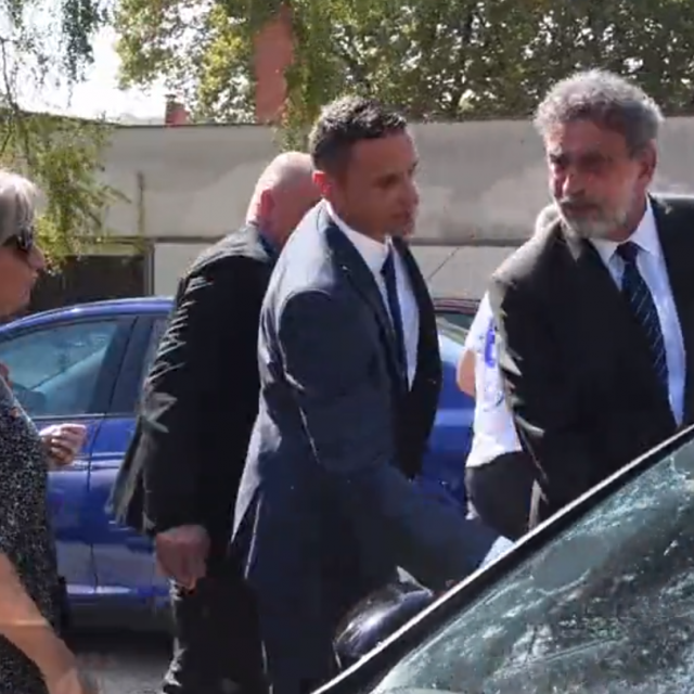 Ministar Fuchs ulazi u auto