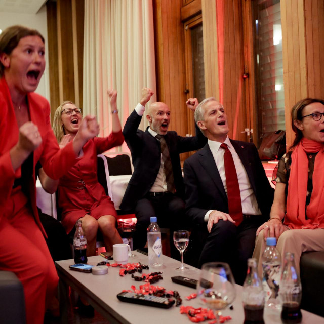 Jonas Gahr Støre (drugi s lijeva)