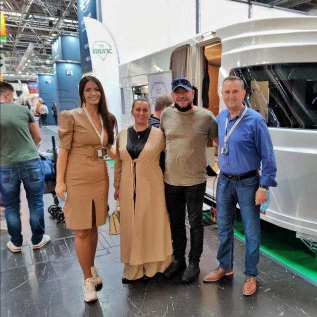 Lejla i Denis (desno) s posjetiteljima uz svoju 'svemirsku' kamp prikolicu na Caravan Salonu u Düsseldorfu