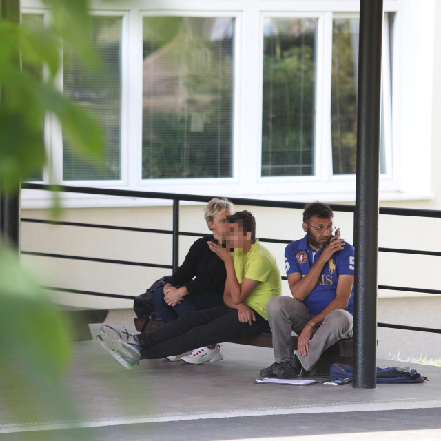 Majka i otac Kristija sjede sa sinom N. pred ulazom u osnovnu školu u Krapinskim Toplicama