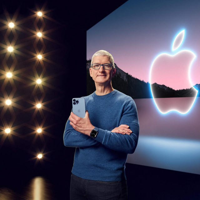 Tim Cook s iPhoneom 13 Pro Max i Apple Watch Series 7
