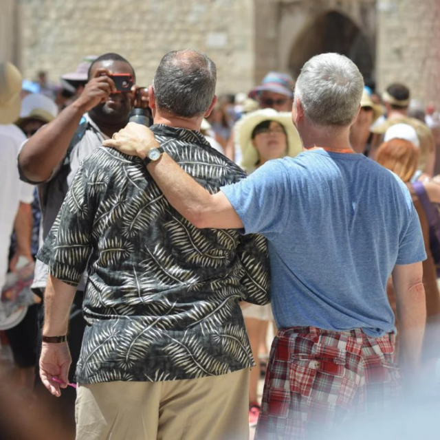 Putnici gay orijentacije iz cijelog svijeta nakon iskrcavanja s kruzera 'Celebrity Constellation' 2017. prošetali su Stradunom