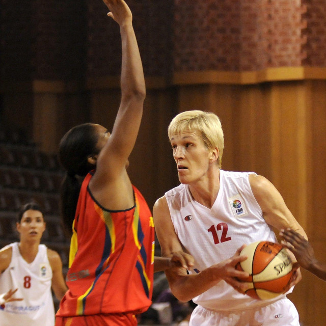 Razija Mujanović (s loptom)