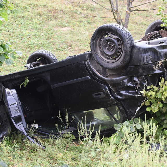 Prometna nesreća u Gornjem Mrzlom, automobil na krovu