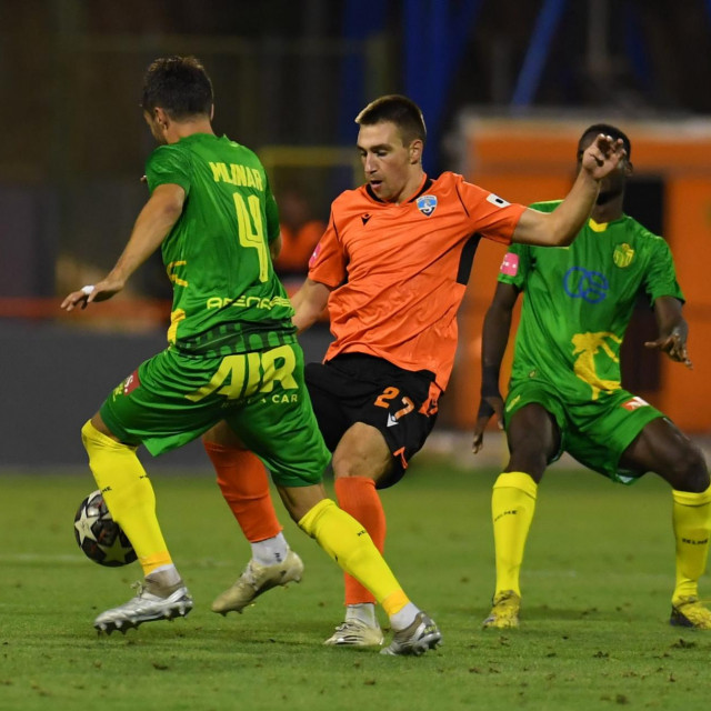 Niko Rak (u sredini)