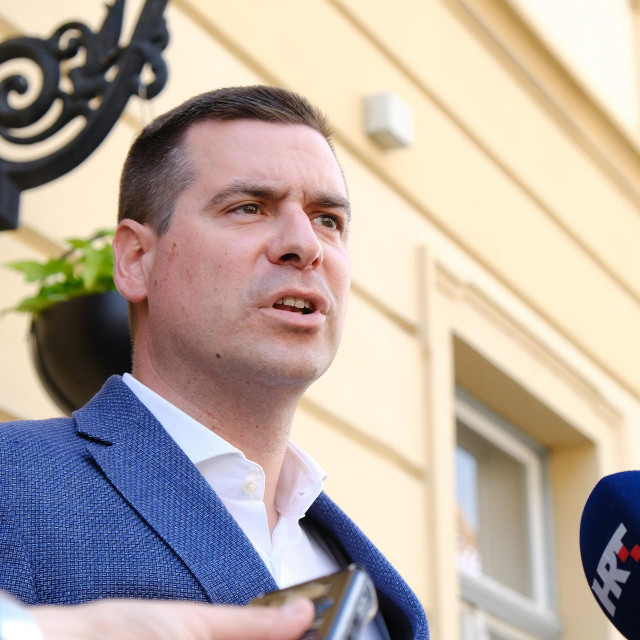 Zagreb, 070621.
Cirilometodska ulica, Gradska skupstina.
Gradonacelnik Toimislav Tomasevic sastao se s predstavnicima stranaka koje ulaze u Gradsku skupstinu.
Na fotografiji: Mislav Herman.