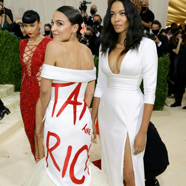 Alexandria Ocasio-Cortez i Aurora James 