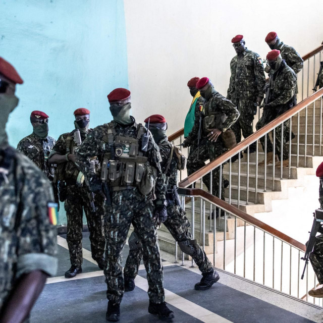 Mamady Doumbouya (četvrti s desna)