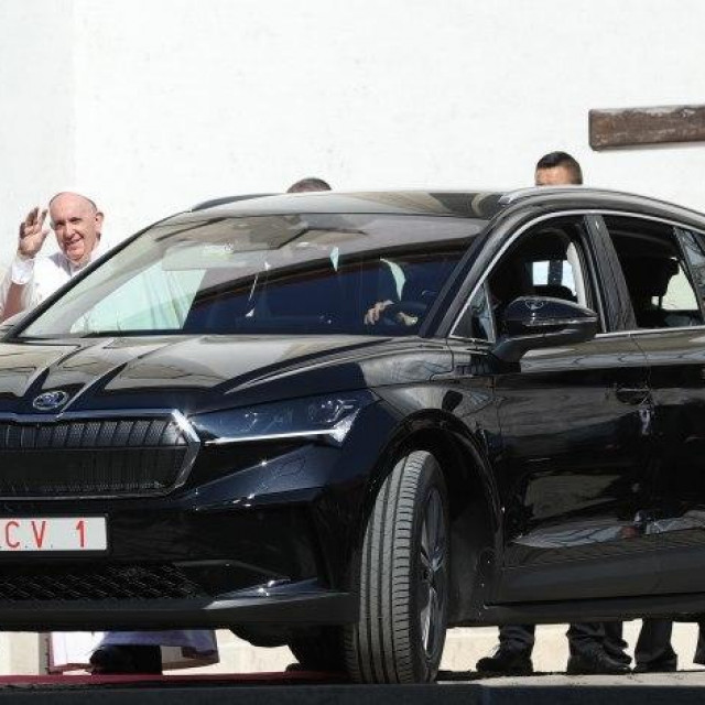 Papa Franjo putovao u Škodi Enyaq iV