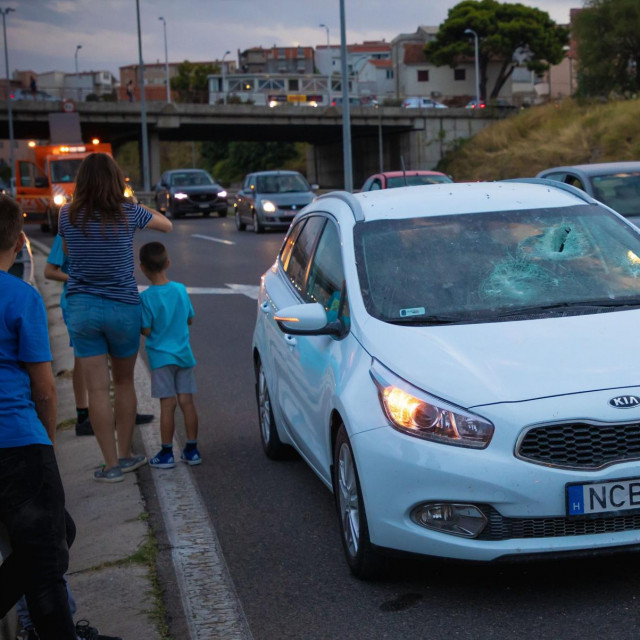 U prometnoj nesreći kod nadvožnjaka iz pravca Lovrinca, labudica je prevozila bager koji je zakačio nadvođžnjak. Komad betona pao je na osobni automobil mađarskih građana 