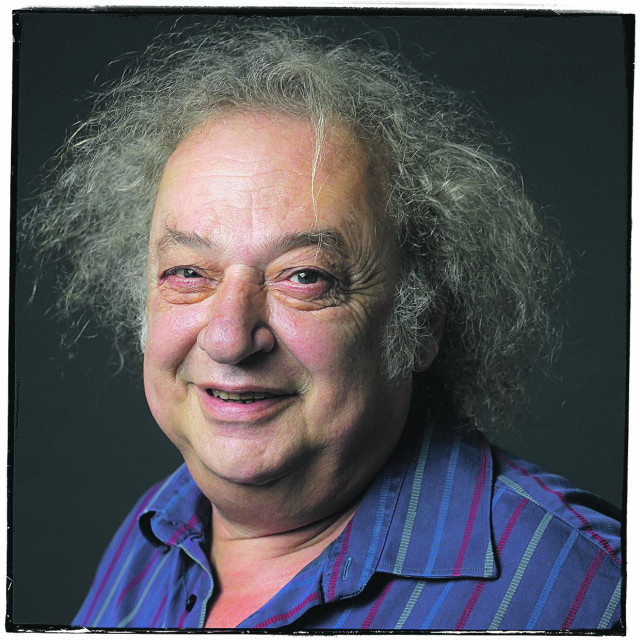 Burić u predstavi glumi transrodnu Elviru i divan je, odjeven u crvenu haljinu, mrežaste čarape i s crnim šeširom velikog oboda