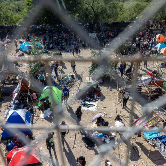 Improvizirani kamp ispod Međunarodnog mosta između Del Rija u američkoj saveznoj državi Teksas i Acuńe u Meksiku