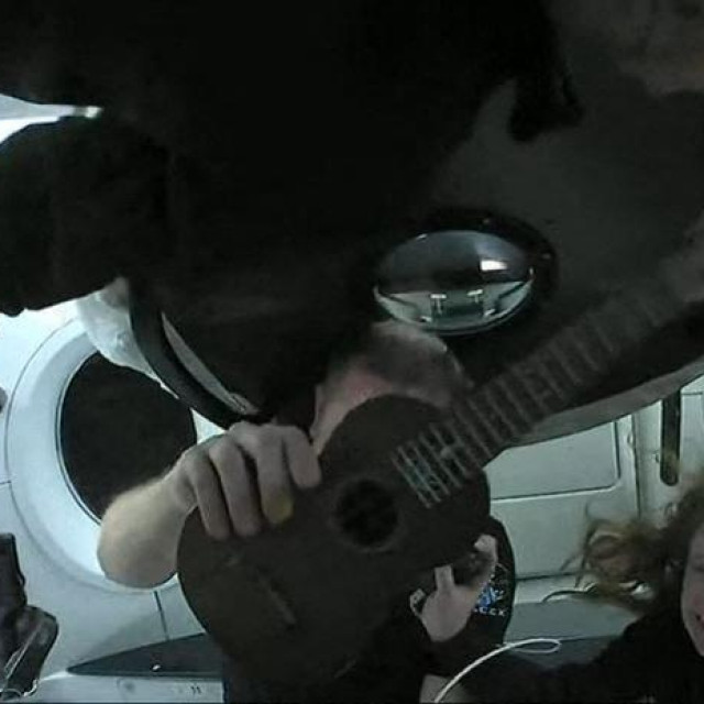 Jared Isaacman, Chris Sembroski (drži ukulele), Hayley Arceneaux i Sian Proctor