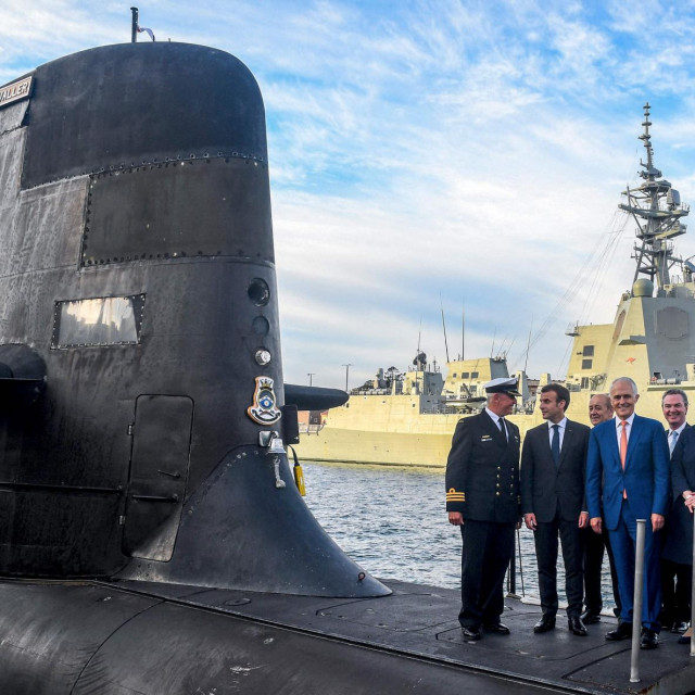 Emmanuel Macron snimljen u svibnju 2018. u društvu bivšeg australskog premijera Malcolma Turnbulla na konvencionalnoj podmornici koja je trebala biti zamijenjena nuklearnom sagrađenom u Francuskoj