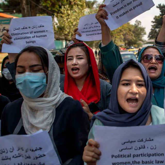 Prosvjed Afganistanki u Kabulu; u pravokutniku: talibani na pedalinama u nacionalnom parku