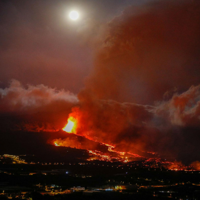 Lava teče iz vulkana