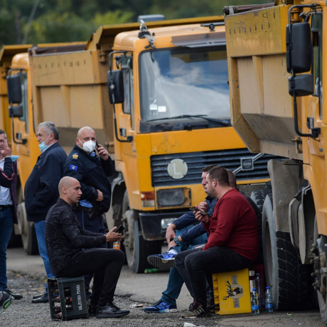 Vozači kamiona sjede u blizini graničnog prijelaza Jarinje