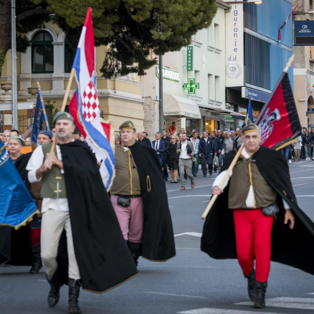 Središnja svečanost obilježavanja 30. obljetnice Rujanskog rata, mimohod branitelja ulicama grada