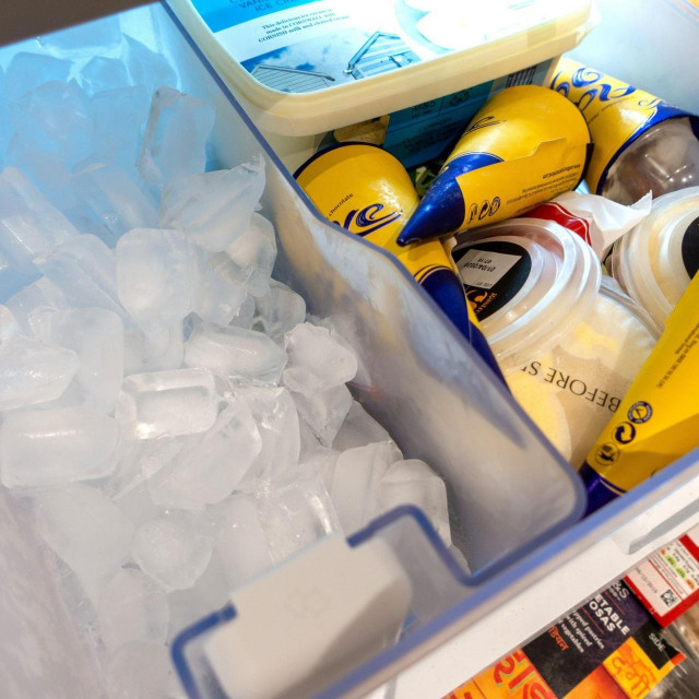 Ilustracija, škrinja sa sladoledom