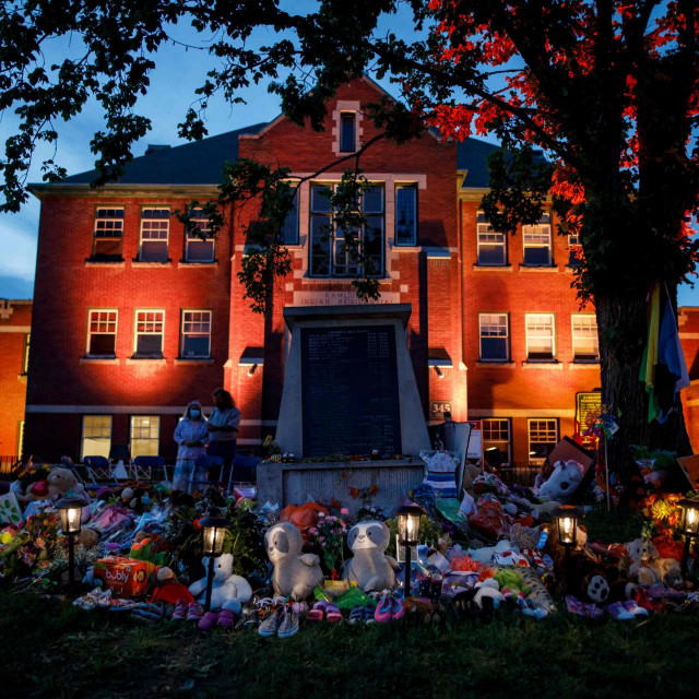 Odavanje počasti 215 ubijene djece u Kanadi