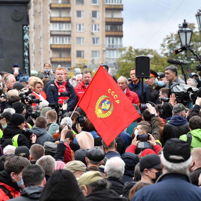 People attend a Russian Communist Party rally against the results of the parliamentary election at Moscow's Pushkinskaya Square on September 25, 2021. (Photo by Yuri KADOBNOV/AFP)