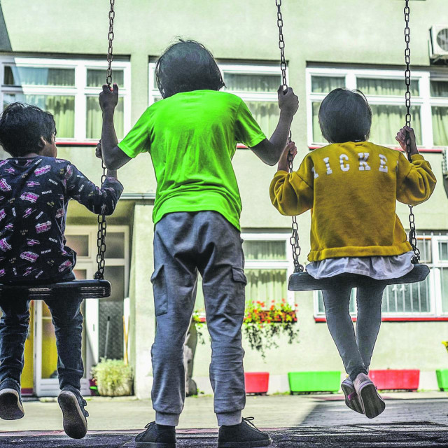  Djeca migranti na igralištu