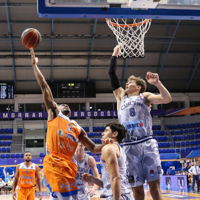 Roko Prkačin zatvara Josephu Lewisu put prema obruču