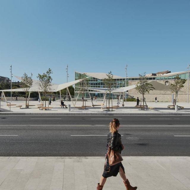 Ploha trga aktivirana je pravcima kretanja ustanovljenim iz svakidašnjeg života i povijesti