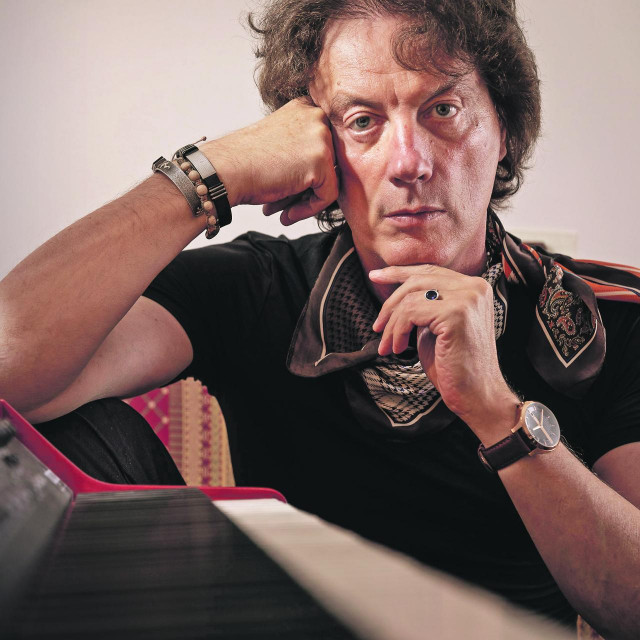 Tonči Huljić snimljen u glazbenom studiju u njegovom stanu