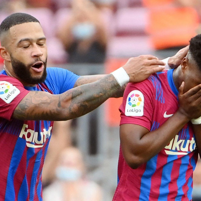 Ansu Fati slavi gol s Memphisom Depayom (lijevo)