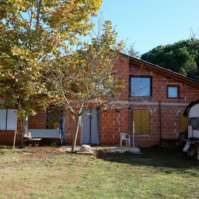 U naselju Mala vala u Valbandonu kod Pule mnoge su kuće bespravno sagrađene. Naselje je na vrlo atraktivnom području, par sto metara od mora. Na fotografiji: kuća u vlasništvu slovenskog državljana
 