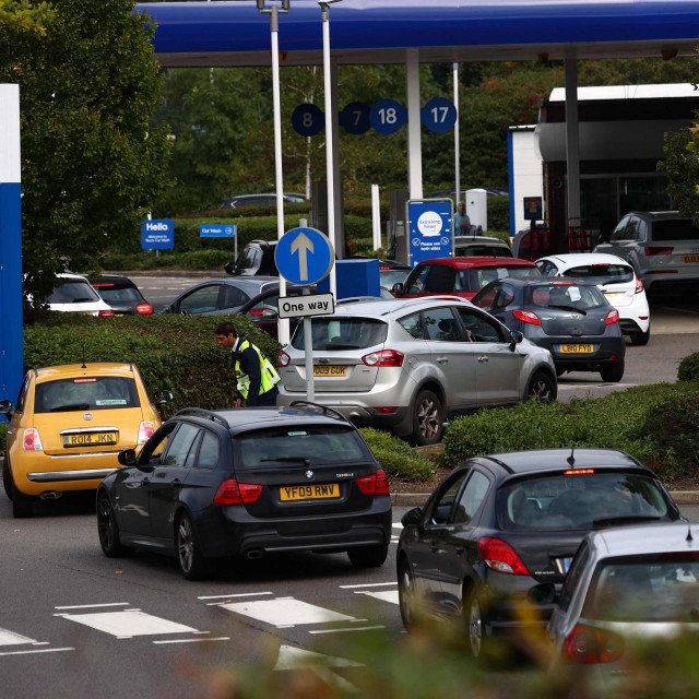 Benzinska postaja Tesco u Camberleyju, zapadno od Londona