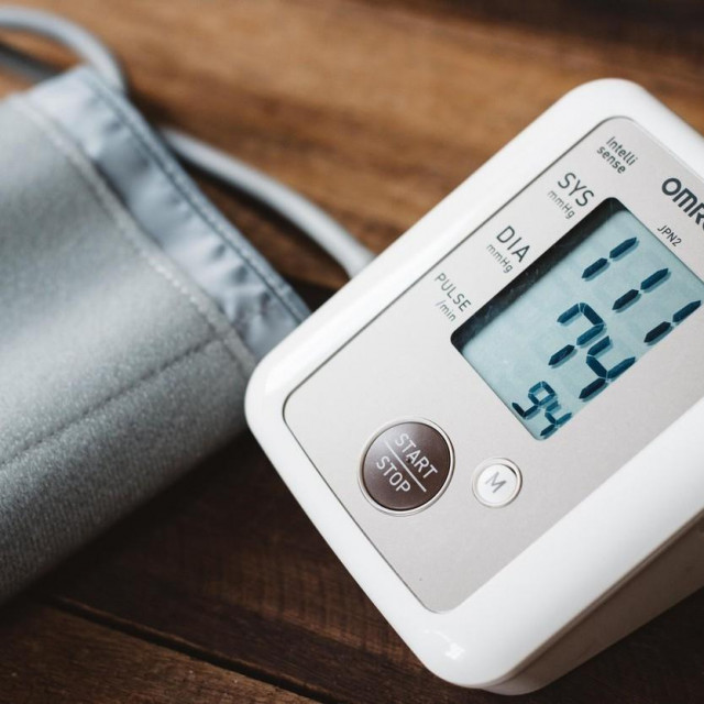 Omron tlakomjer