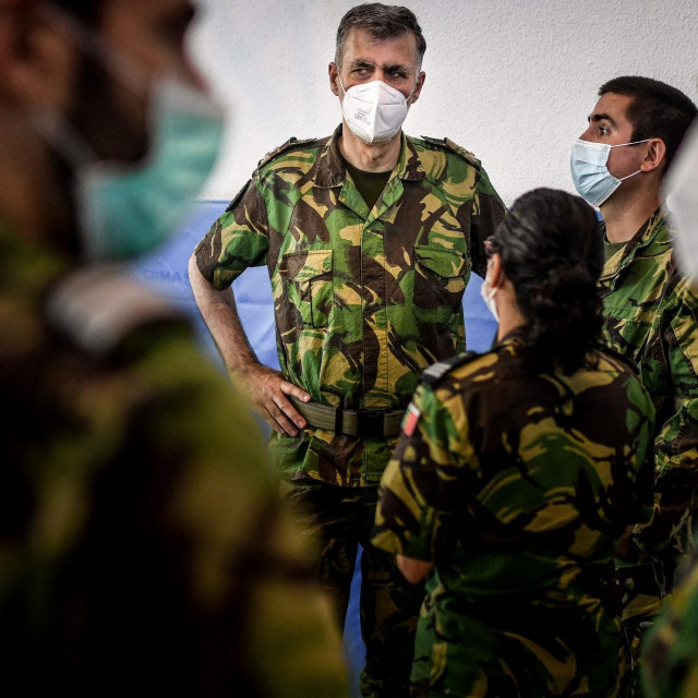 Henrique Gouveia e Melo razgovara s drugim članovima vojske u centru u Lisabonu