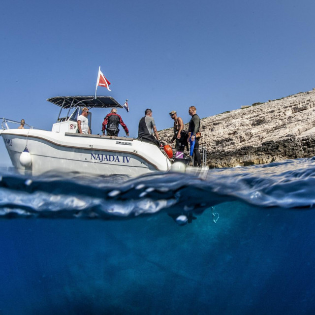 Ronioci na gliseru Najada IV