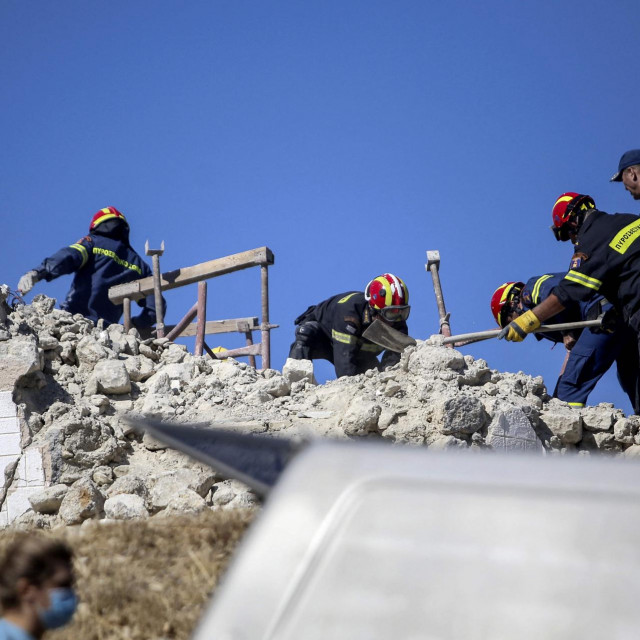 Vatrogasci pomažu u sanaciji štete od potresa u Grčkoj