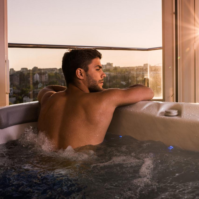  Roditelji su mu osigurali penthouse pod izgovorom kako njihov Fabian voli visoko letjeti i s visoka gledati svijet.