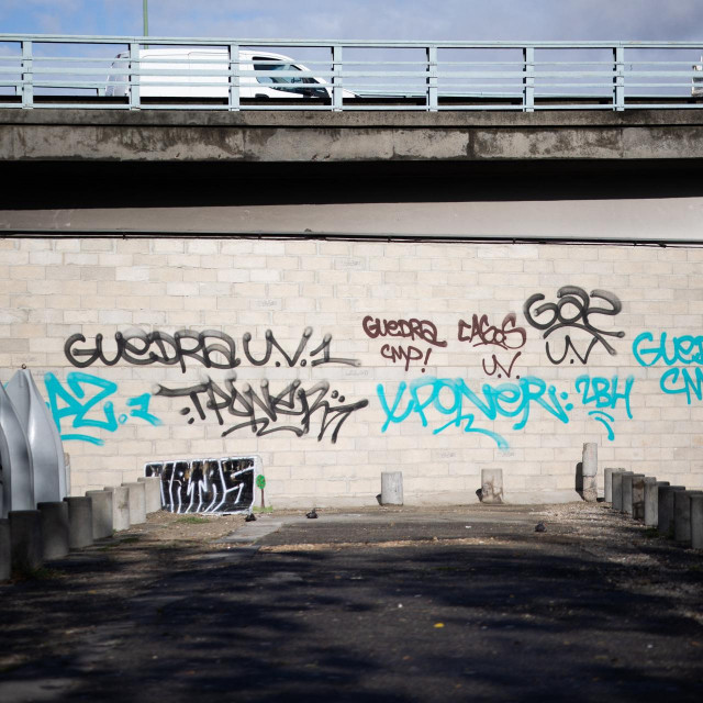 Zid je podignut između siromašnog naselja u predgrađu Pariza i njegove četvrti na periferiji grada