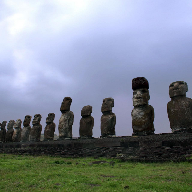 Kamene skulpture ljudskih figura na Uskršnjem otoku 