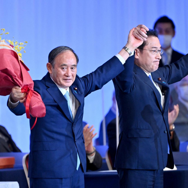 Fumio Kishida i Yoshihide Suga