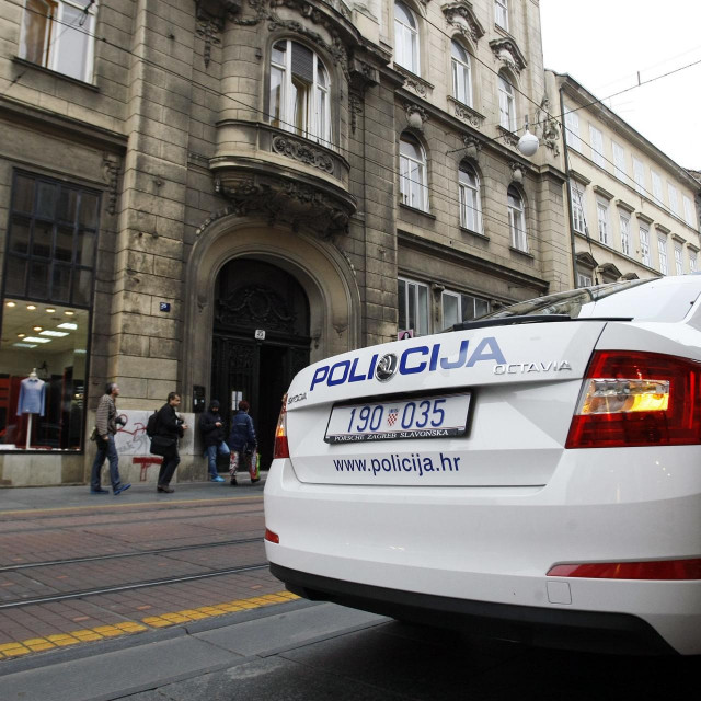 Ilustracija, policija pred Gradskim uredom za obrazovanje