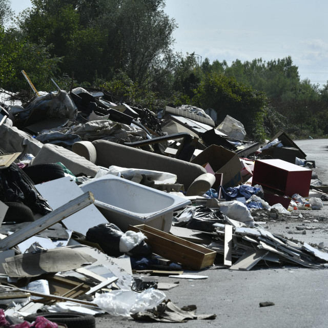 Divlje odlagalište otpada