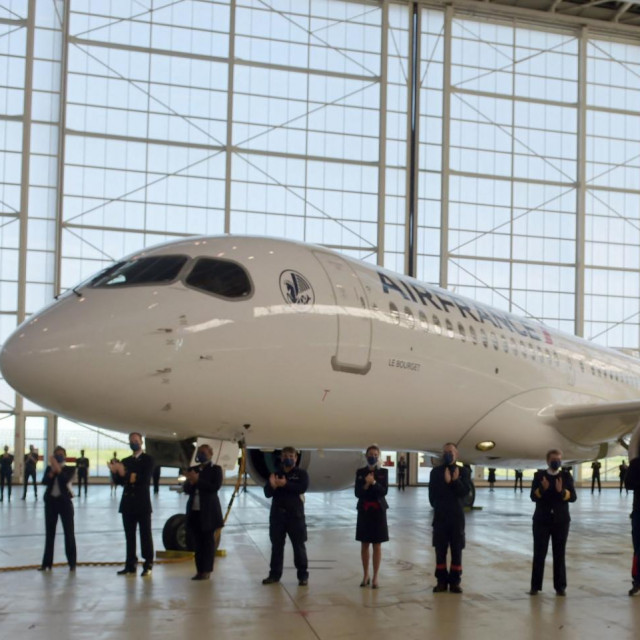 Airbus A220-300