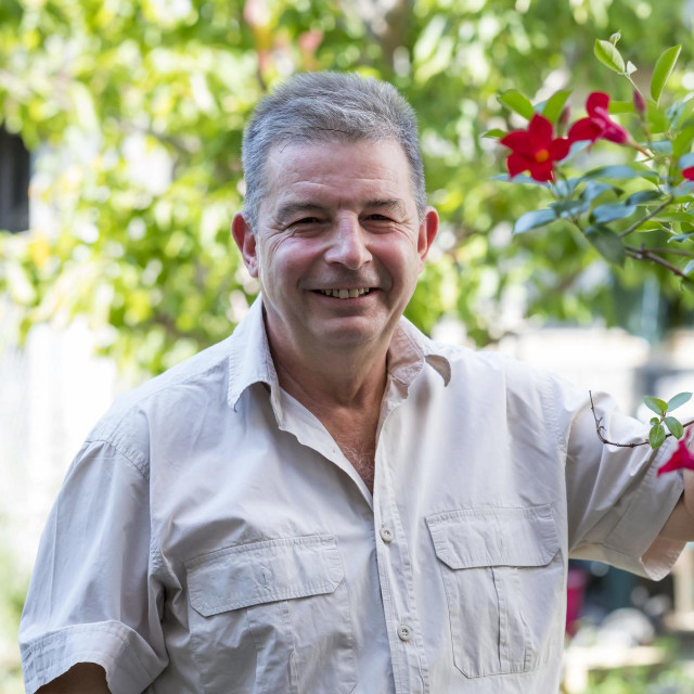 Obitelj se iz stana preselila u kuću, Veljko ima dio vrta u kojem njeguje cvijeće, pazi na prehranu, riba je svaki tjedan na meniju, zeleno povrće redovito, svakodnevno hoda...