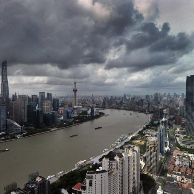 Ilustracija, tamni oblaci iznad Šangaja